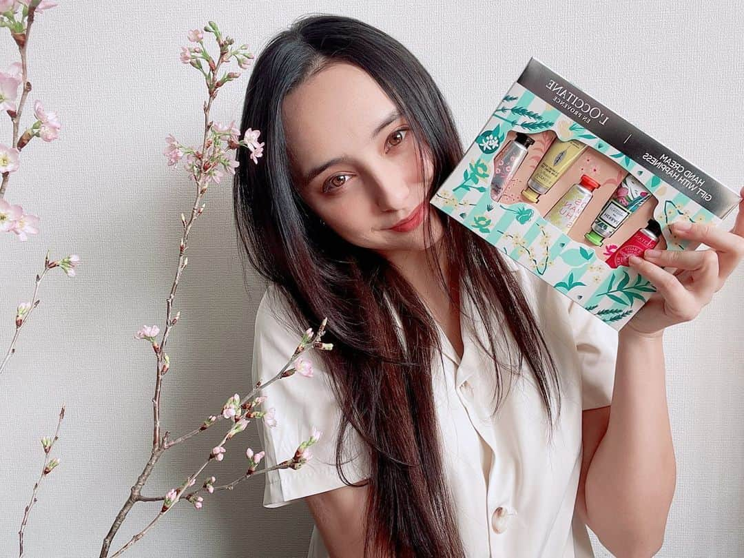 石田ニコルのインスタグラム：「ロクシタンから 人気のハンドクリーム5種の ギフトセットが登場🙌🏻✨  あたしはみんなお仕事は バラバラだし、会えなくても 連絡取り合って支えてくれる 親友達にギフトしたいなぁ😊🌸  あたしのずっと前からお気に入りの 桜の香りのハンドクリームもあってうれしい🌸✨ サイズもかわいくて 小さいカバンに コロンといれれてよき😤  みんなは誰に プレゼントしたい？😊  #ロクシタン #新生活を香りで応援 #フレフレフレグランスギフト #気持ち届く香りのギフト #PR」