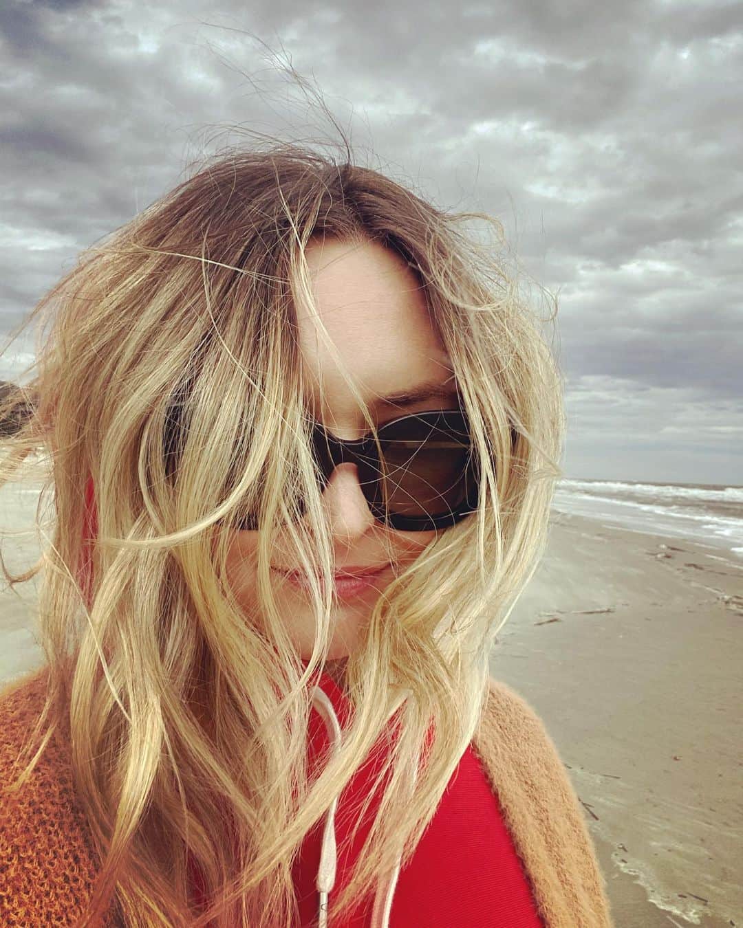 リズ・チェルカソワのインスタグラム：「Meet me here」