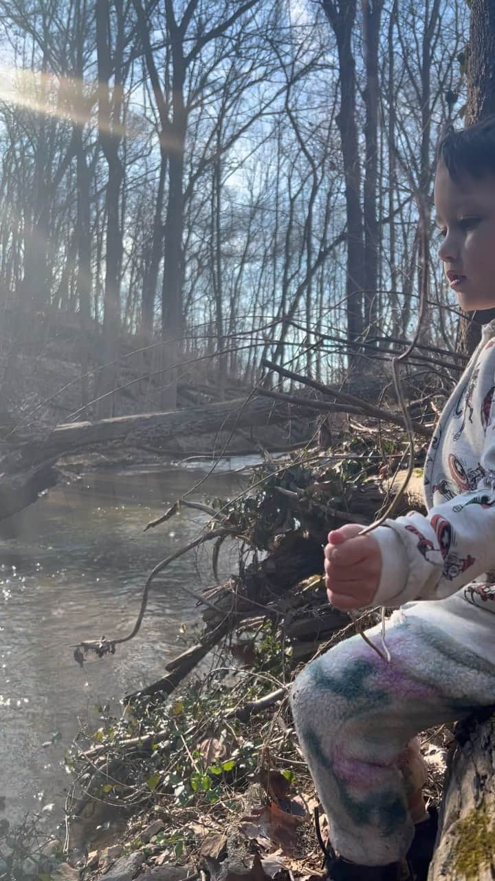 マシュー・モリソンのインスタグラム：「Feeling a lot of things right now. Feeling grateful for quiet uninterrupted moments like this with my son. We are lucky to know this peace. My heart hurts thinking of the children in the Ukraine whose innocence is being robbed, if not their lives. I pray for peace, for safety, and for resolve. 🇺🇦 ✌🏼」