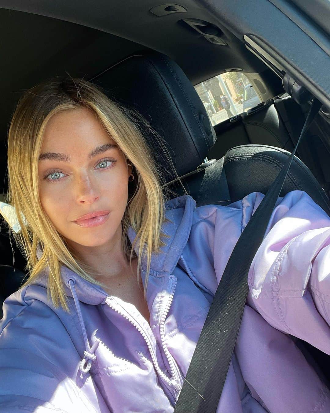Elizabeth Turnerのインスタグラム：「Monday vibes ☮️🦄💟」
