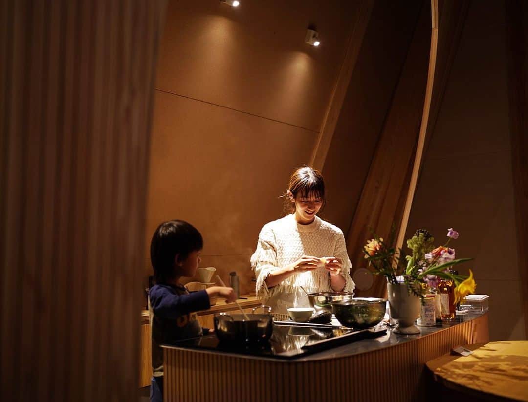 前田有紀さんのインスタグラム写真 - (前田有紀Instagram)「すっかり鎌倉に戻り日常が過ぎていますが、八ヶ岳SANU 2nd homeでの暮らしを思い返しています。食事について。キャビンのキッチンはアイランド型。ダイニングの机がくっついているので、お皿の支度も動線がスムーズ。調理器具含めて使い勝手が良くて、さっといつものキッチンのように手が馴染んだ。 長男といつもの休日のように一緒にご飯作ったり。この日は、カオマンガイとワンタンスープ、生春巻き。 場所が変わっても、普段の延長のように暮らしを続けることができる。食材も土地のもので、空間も変わって気分が新鮮だけど、薄く日々の暮らしが重なる感じが心地よい。  @sanu_com  #sanu2ndhome  #sanu #sanucabin #sanucooking ##SANUlife」3月1日 9時49分 - yukimaeda0117