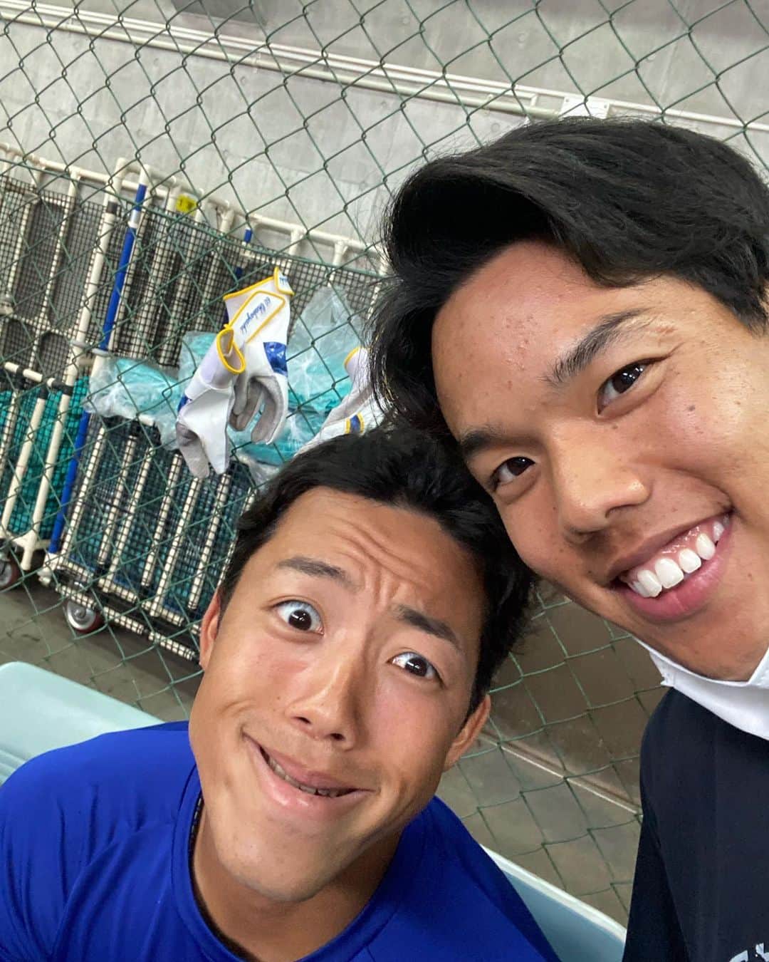 のインスタグラム：「人の携帯で自撮りする2人🤳😒 #岡林#高松＃キャンプ」