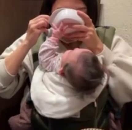 横澤夏子さんのインスタグラム写真 - (横澤夏子Instagram)「#上の子の残りのご飯を #下の子に器を押されながら食べてる図なのよー！ #これが食べたかったわけじゃないけど #気付いたら食べてる私がいるのよー！ #なんで私1人でピカピカ賞目指しちゃってんのよー！ #うふ！」3月1日 10時27分 - yokosawa_natsuko