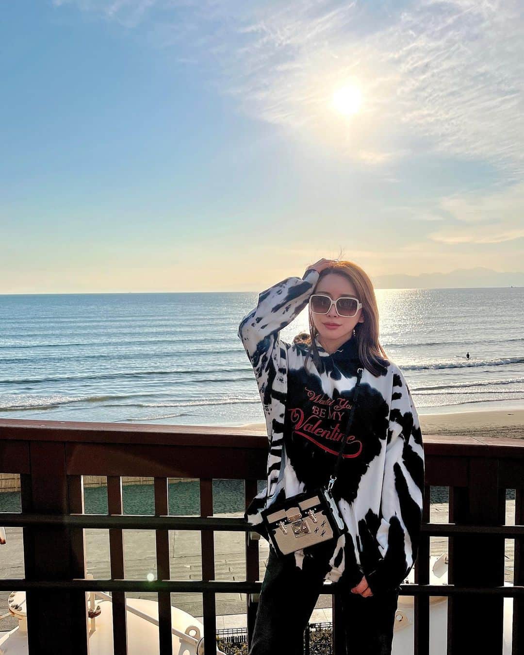 南杏奈のインスタグラム：「久しぶりに江ノ島まで行ってきた🚗✨✨ もうちょっと暖かくなったら テラスでランチとか気持ち良さそう🍽💕  @louisvuitton のプティマルとサングラス 最近のお気に入り🧡  #江ノ島観光 #江ノ島 #片瀬西浜 #鵠沼海岸 #海 #新江ノ島水族館 #enoshima #japanesegirl #japan_of_insta #luxurylifestyle #balenciaga #louisvuitton #fashion #ootd」