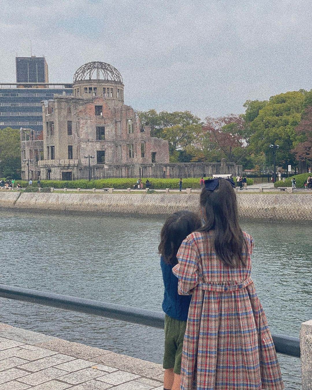 堀江直美さんのインスタグラム写真 - (堀江直美Instagram)「今日も元気に家を出た2人。  いつもの日常を急に奪われてしまったら？  遠い国で起こっている事実に胸が痛いです。  写真は娘が初めて原爆資料館を訪れた時のもの。学校で一冊の本に出逢い〝戦争〟に興味を持ち原爆資料館に行ってみたいと言いました。 私の父の手を握り資料館に入り沢山のメモを綴って出てきました。  実際に目にした資料や映像などは想像をはるかに超えるもので父の手を何度も何度も強く握りしめていたようです。 その後〝絶対に戦争は繰り返してはいけない〟〝どうして戦争で解決しようとするの？〟と私達に訴えていたのがとても印象的でした。  家族で平和について深く考えた後の今回の武力による争いは娘もすごくショッキングで恐ろしい出来事に感じています。  こんなことが現実になるなんて国際社会においてありえない。  1日でも早く平和的な解決をすることを願っています。🕊  #子育て記録」3月1日 10時43分 - naomiiiiiiiiiiii