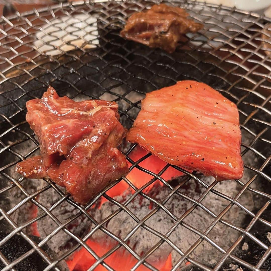 内田眞由美さんのインスタグラム写真 - (内田眞由美Instagram)「浅草 金楽 少し前のだけど七輪で焼く厚めのお肉が美味しかった〜！ もくもく系焼肉大好き☁️  #勉強シリーズ  #金楽」3月1日 10時41分 - mayumi_mmm_