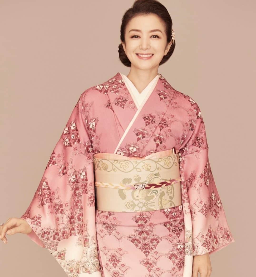 のインスタグラム：「新人スタッフAです。  ここ数日であたたかかくなり、春の訪れを感じます🌸 表紙と巻頭特集を務めさせていただいた 「きものSalon春夏号」が本日発売となりました。 美しい着物の数々を纏い、 楽しく撮影をさせていただきました。 素敵なスタッフの皆さま、ありがとうございます✨ 是非チェックしてください！  #世界文化社#家庭画報特選#きものSalon#春夏号#春爛漫の美人きもの#下村一喜#鈴木京香#kyokasuzuki」