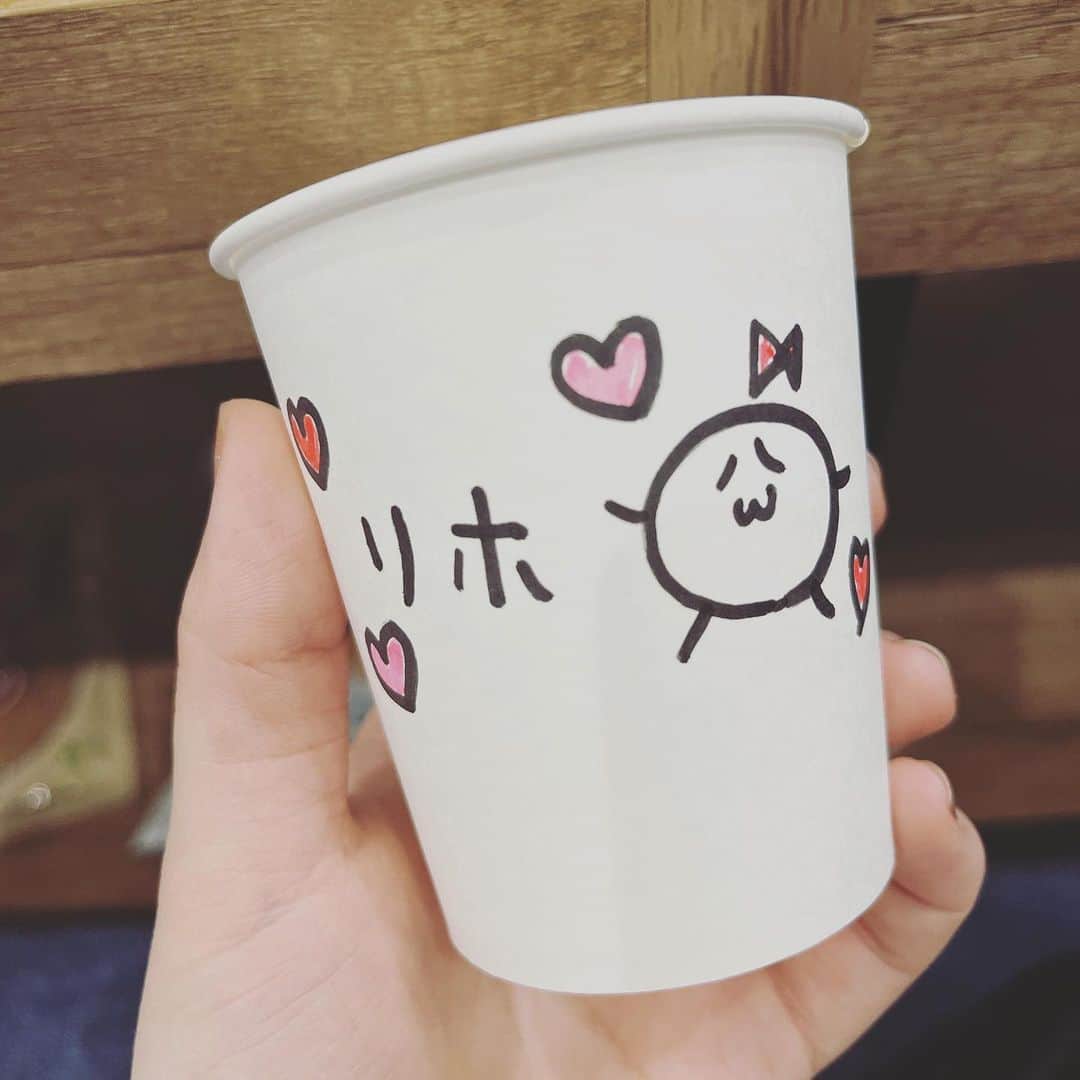 鞘師里保のインスタグラム：「わくわくする言いたい事が沢山あるのに、まだ言えない事ばっかりじゃーーん！  なので、今日は可愛くしてもらったマイカップを🥤  ところで、元気にしていますか？」