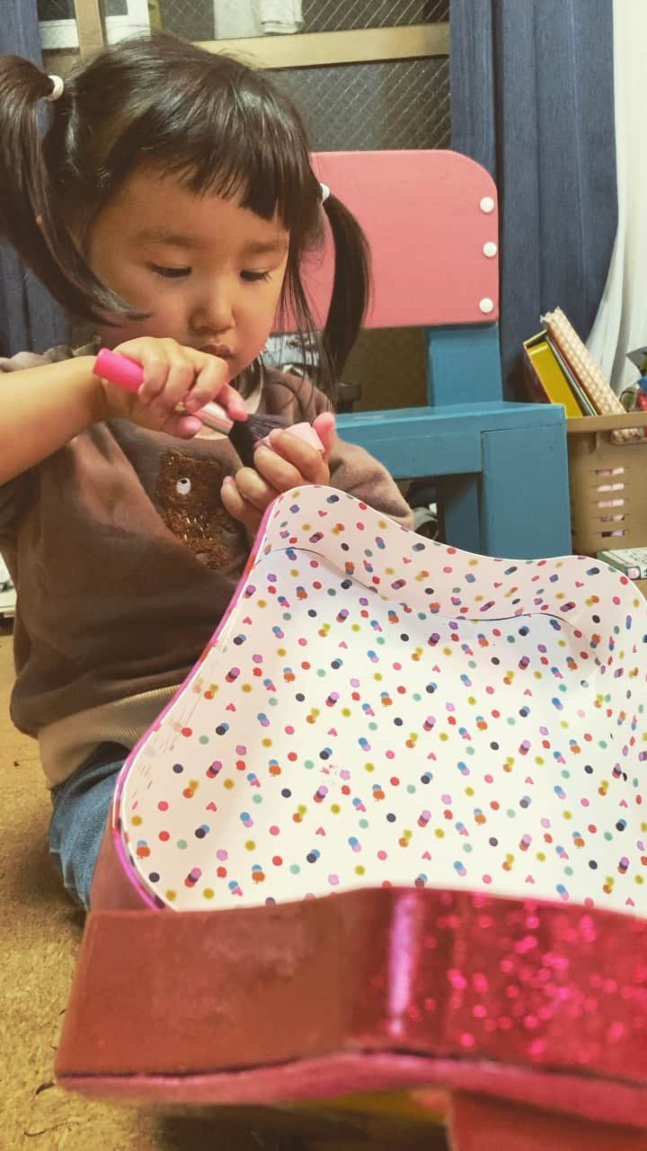 のインスタグラム：「初めてのお化粧😆今からデートですか？言うくらいお化粧してる😂  #2歳 #お化粧 #コストコ #初めてのお化粧 #月ちゃん #かわばたくん #吉本芸人」