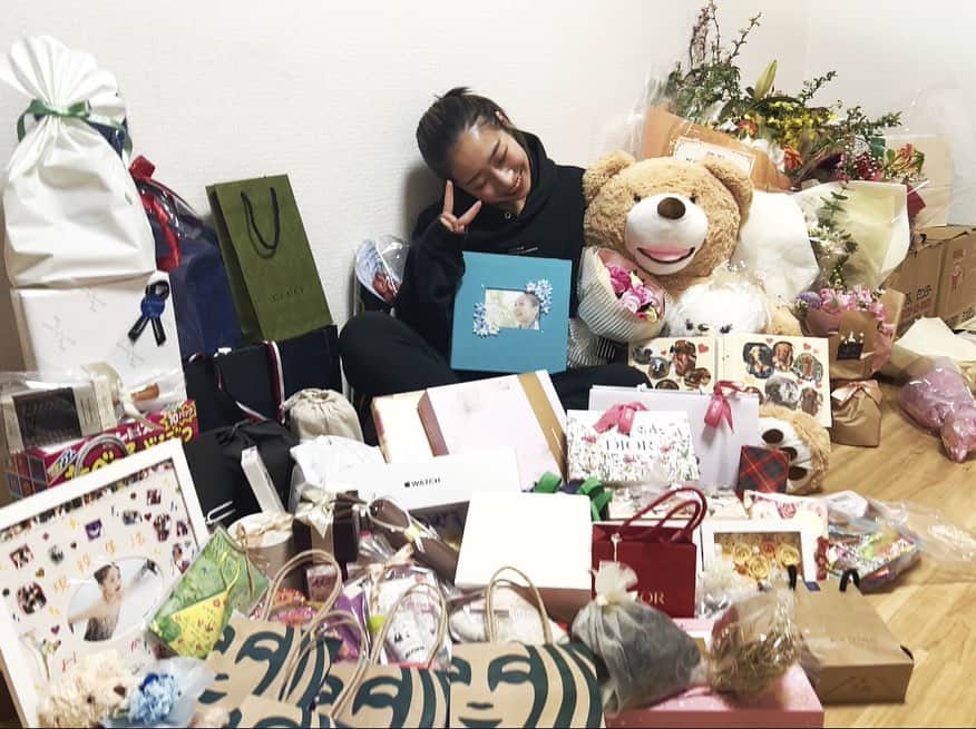 新田谷凜のインスタグラム：「． ． ． 2月27日の愛知県大会を持ちまして、 17年続けてきたフィギュアスケートを引退しました！！ ． ． 現役続行を決意した後、良くも悪くもとても濃い2シーズンを過ごし、きっといろいろな事を思い出してわんわん泣くんだろうなと思っていましたが、 いざその時になると、ただただ幸せな時間、幸せな瞬間で、「スケートが好き」「やってきてよかった」 という気持ちだけで引退する事ができました。 これが私にとっての「やりきれた。」 ということなんじゃないかなと思います。 ． ． ． 家族、コーチ、トレーナー、学校の先生方、友達、ファンの皆様、応援し支えてくれた沢山の大切な人たちに見守れながら特別な時間を過ごすことができました。 ． ． もう思い残すこと、やり残した事もありません！ ． ． ． それではみなさま 長い間本当にありがとうございました❤︎ これからはスケートオタクとして観る側にまわり、 全力で応援します📣 ． ． ． #やり残した事 #あったわ #とりぷるるーぷ #来世では #仲良くなりたい #0227」