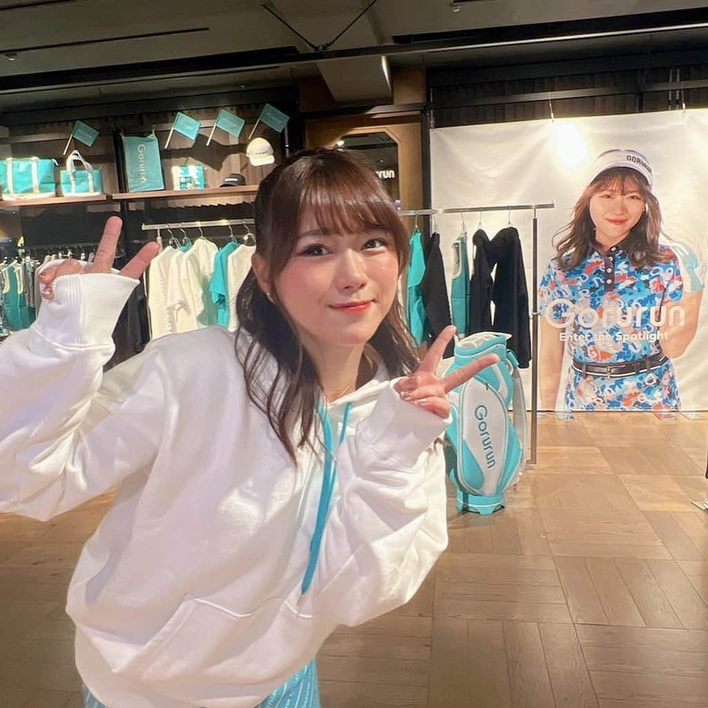 山内鈴蘭さんのインスタグラム写真 - (山内鈴蘭Instagram)「Gorurun POP UP SHOP 3/1〜3/14 渋谷西武B館5階 ． 本日よりオープンしましたっ🥺🎉 ． 初日からたくさんの方が😭 本当に嬉しくてついついお話しすぎちゃう私。笑 ． 今回【Kix Six】という靴のシューレースのブランド様とコラボしていて、アパレルも展開しております☺️👏 ． そして、渋谷西武のポップアップでしか手に入らない限定キャップ🧢や、まだオンラインショップにも掲載されていない春の新作アイテム達も並んでます💚💚 ． エスカレーター上がってすぐの山内鈴蘭ポスターには、メッセージなども書き込めます🥺💗(最終日になってスカスカしてたら悲しいのでよろしくね🥺笑) ． 初日を無事迎えられてよかった💗 ． ． 次は3日の15時〜店舗にいます！ 6日の夕方もいるよ♫ ． ． Gorurunをよろしくお願いします😍 ． ． #Gorurun #ごるらん #渋谷西武 #ゴルフウェア #ゴルフファッション #ゴルフブランド #アパレル #popupshop #kixsix #シューレース #スニーカー #ゴルフ女子 #ゴルフ好き」3月1日 20時53分 - xxsuzuranxx