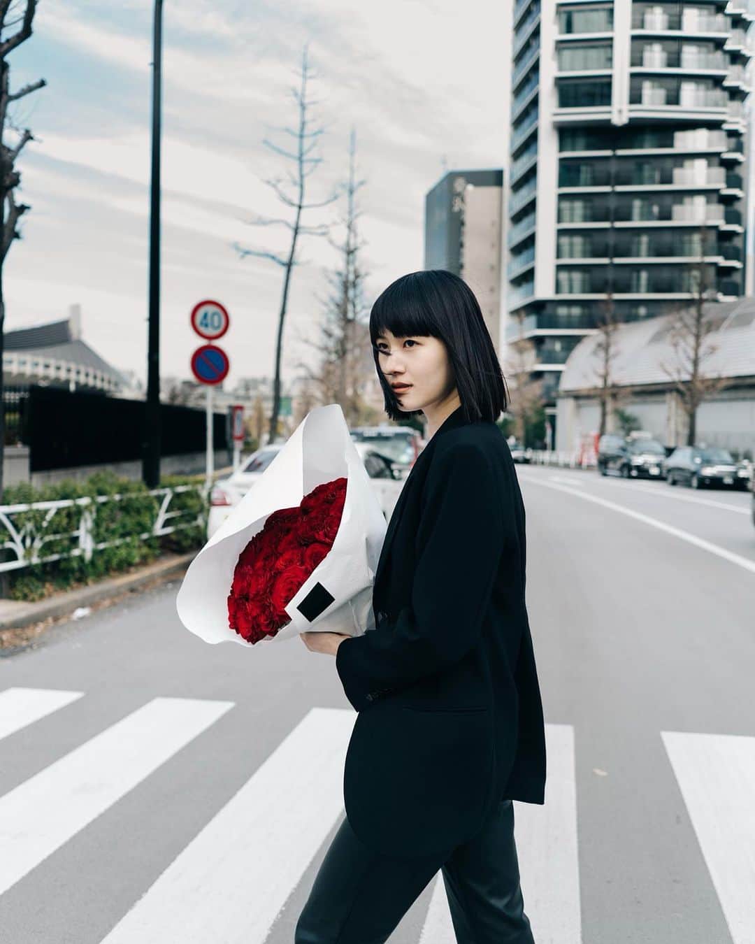 新井貴子のインスタグラム：「🌹  この後、日本時間4:00AM (パリ時間 8PM)からSaint Laurent (@ysl) Fall/Winter 2022のrunway show.  いつも刺激的でドキドキさせられる彼らのコレクション、今回はどんな世界観なのか、live配信は早朝中の早朝ですが目をぎらつかせて拝見します😎❤️‍🔥  #サンローラン @ysl  @anthonyvaccarello」