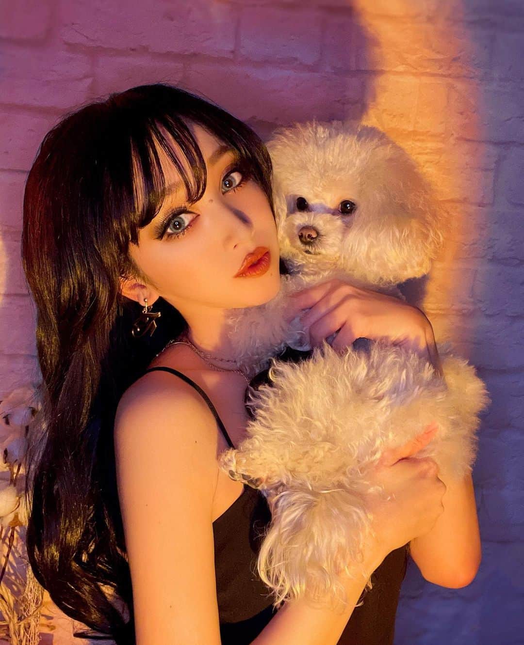 okamotosayaka のインスタグラム：「🐶♡♡ . . . . . . . . . . . .  #hairstyle#blackhair#longhair#makeup#fashion#redlip#キャミソール#キャミ#メイク#ロングヘア#黒髪#黒髪ロング#シースルーバング#巻き方#ストレートヘア#カラコン#ファッション#チェーンネックレス#カラコン#愛犬#愛犬との暮らし#愛犬のいる生活#マルプー#まるぷー#夕日ライト#キャミワンピ#キャミソールワンピース#愛犬との時間」