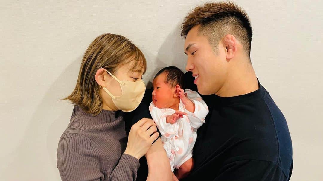 白川陸斗のインスタグラム：「. 第3子誕生しました。  3姉妹の末っ子で三女の白川　楓奈（ふうな）です！  妊娠から出産まで頑張ってくれた妻のゆきには感謝。  五人家族になり更にパワーアップした白川家を今後とも暖かい目で見守って頂けたら幸いです。  3児のパパとして更に強くなっちゃいます。 とりあえずリハビリ頑張ります！」