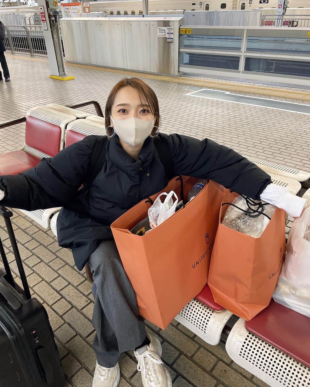 かんだまのインスタグラム：「2月をもって大阪生活終了しました🙏一区切りとなるので、お気に入りスポットをいくつかご紹介٩( ᐛ )و  ○梅田ヨドバシカメラ（2枚目） 商業施設（LINKS）と合体してるからヨドバシだけでなく、すた丼からニトリ、ダイソー、スギ薬局と、とにかく色々ぐるぐるできる。大阪来た当初ダンジョンすぎた大阪梅田。今はもうスイスイ歩けるようになりました✌️  ○ストライク軒（3枚目） 天満駅から徒歩5〜7分くらい。こってりすぎずあっさりすぎず、とにかく好き。ストレートとシンカーとあるんだけど、私はストレート派。最後までスープと水の行き来が止まらない。白米プラスで頼んでもペロリです。  ○しちりん焼肉 若葉屋（4枚目） 福島駅のすぐ横にある、とにかくモクモク年期の入ったお店。お店の雰囲気といい、厨房にいる店長らしき方が何かと気づいてくれる気配りの凄さといい、コスパの良さといい、夫婦でとにかく気に入ってた☺︎  ○ごはんや 一芯（5.6枚目） 大阪梅田の裏側(?)地下にあるお店。ランチタイムの駆け込み場所。多分みんな好きな場所。身体に沁み渡る優しい味の定食がうまい。白米2杯ぺろりといける。お腹いっぱい食べすぎてしまうので食後の睡魔要注意。  ○韓国食堂 入ル（7.8枚目） これまた福島駅にある予約必須の名店。蔘鶏湯専門店なんだけど、痛風覚悟のケジャンもめちゃめちゃうまい。 箸も酒も止まらないまじチェゴ🤝  とりあえず以上！ こんな感じで美味しいもので胃袋満たしまくってたので、一時期淀川まで長距離ランしてました☺︎ (9枚目) そして、1番楽しかった運動がてらのサイクリングは大阪城公園でした🚴‍♀️  総じて、パワフルで居心地のいいところ。住めてよかった！大阪ありがとう☺︎！！」