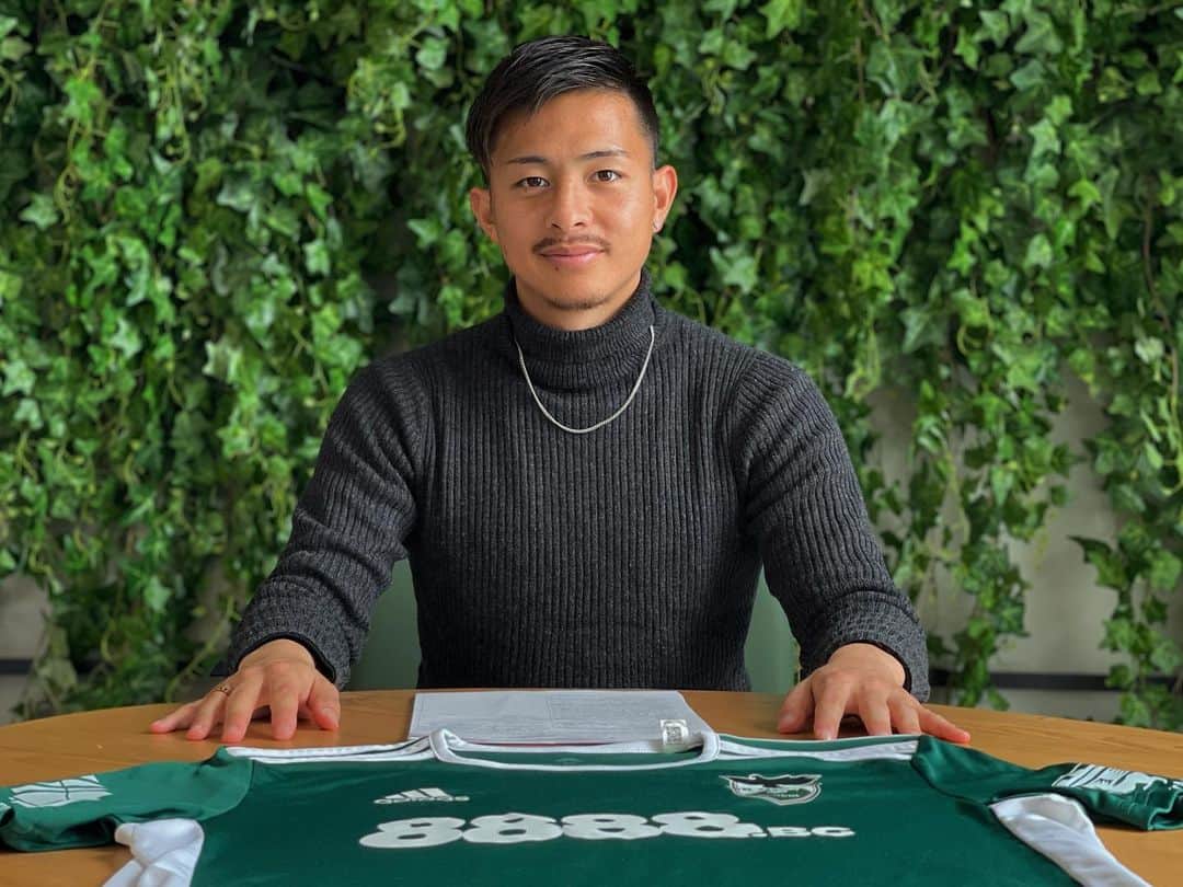 会津雄生のインスタグラム：「I’m happy to announce that I have signed for FC Pirin Blagoevgrad. Thanks for everyone who gave me this great opportunity.  Samo Pirin💪🦅🟢」