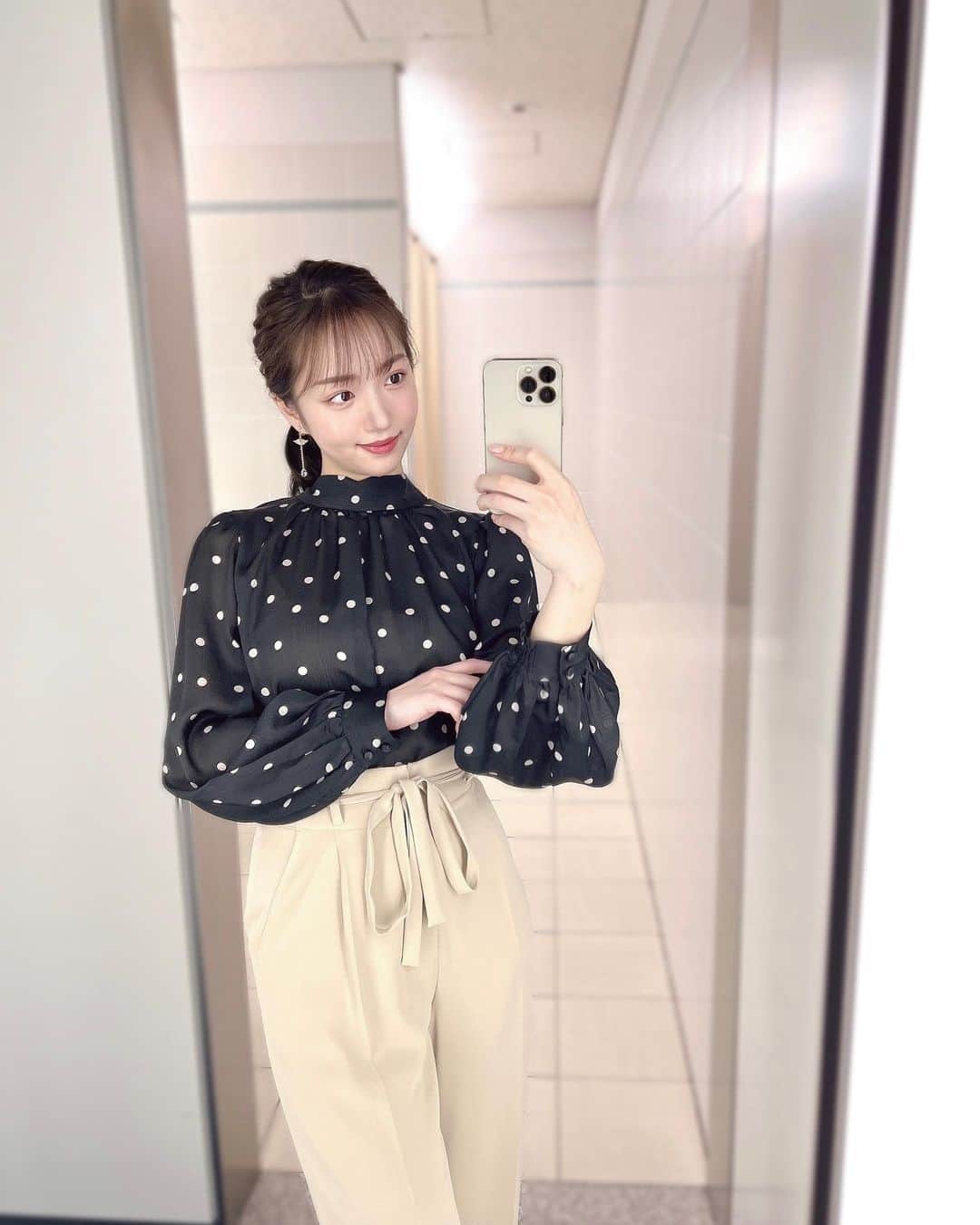 のインスタグラム：「こんばんは- ̗̀🤍🖤 ̖́-  きょうは初めてのパンツスタイルでした👖✨  楽ーーー！！！☺️  ---------------- every.衣装🌷 ブラウス @rienda_official  ボトムス @mystywoman_com  イヤリング @ask.accessory  ----------------  #newsevery #centforce #セントフォース #刈川くるみ #アナウンサー #衣装 #コーデ #春コーデ」