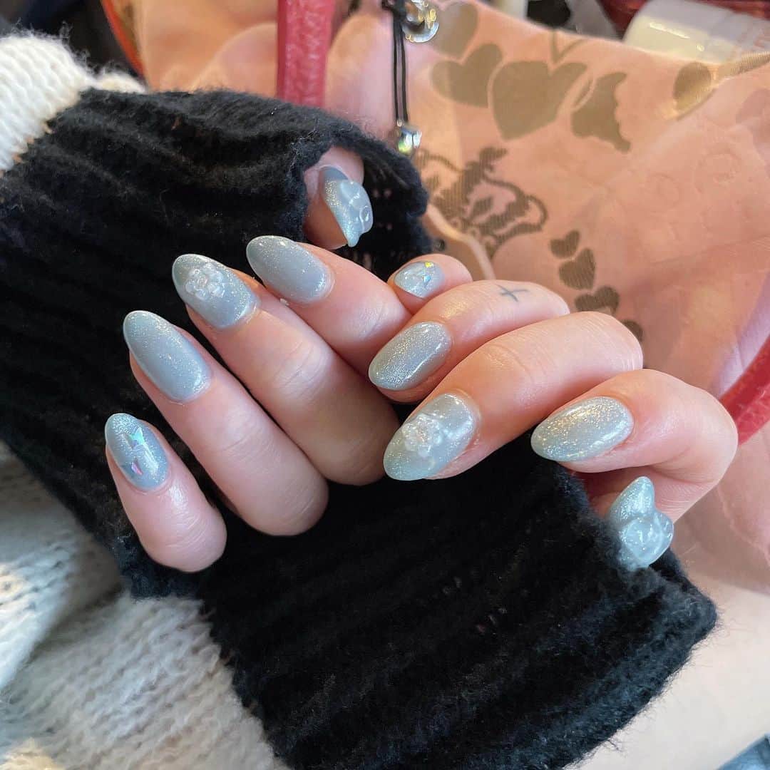 のインスタグラム：「@nailmaison でジェルネイルしてるよん❄️🤍 次何するかもう決めてるにょ  ちなみに案件じゃないにょん 私は渋谷店に通っているにょん 親指に♡、中指に🌼、小指に🦋付けてるよ〜  #除菌シート愛用しすぎて手が荒れるにょ　#ネイル　#渋谷ネイル　#ニュアンスネイル　#ガーリーネイル　#マグネットネイル　#韓国ネイル　#都内ネイル　#nail #tokyonail #shibuyanail」
