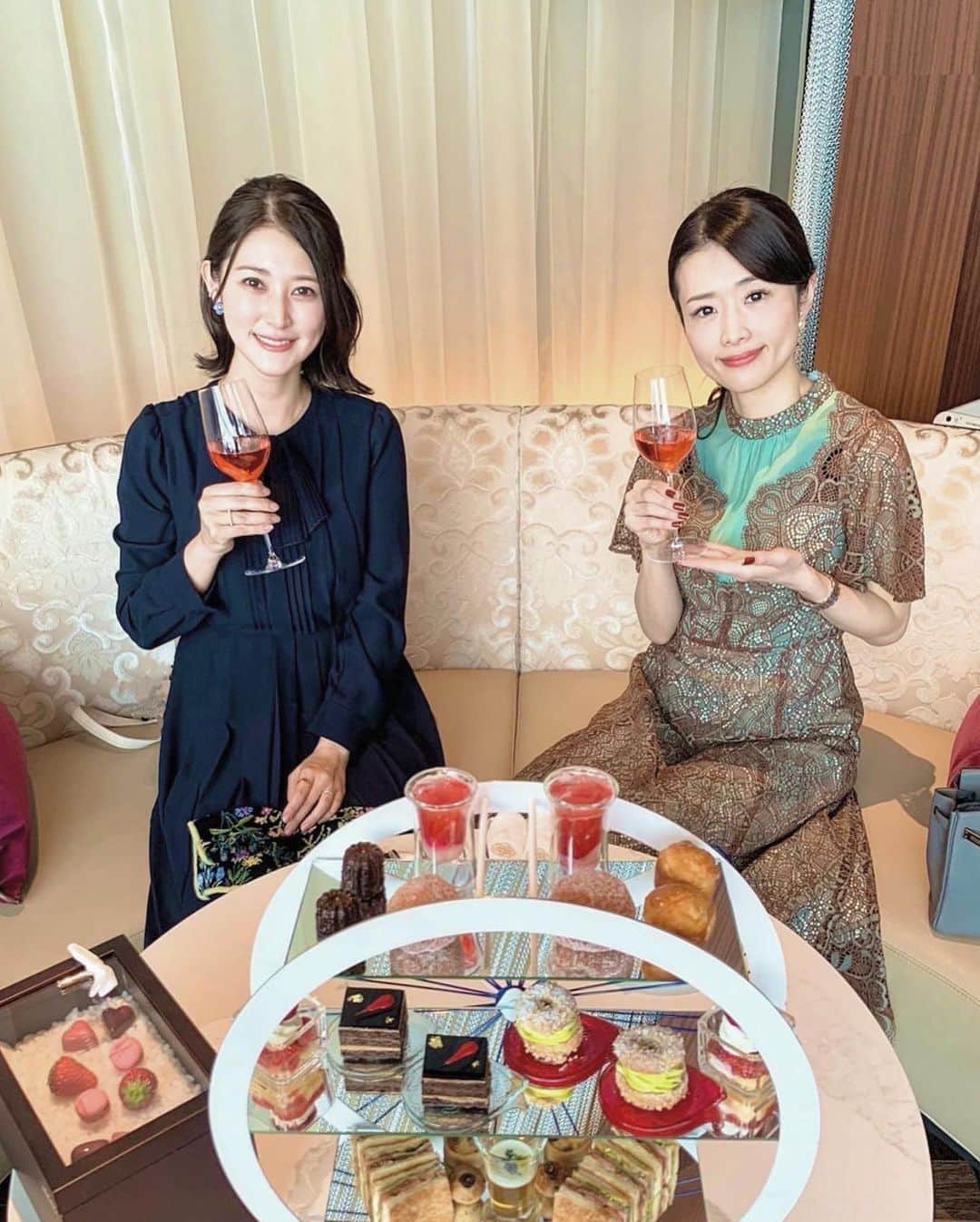 Sayuri（岸岡小百合）さんのインスタグラム写真 - (Sayuri（岸岡小百合）Instagram)「* 日本で最も予約がとれないと称される ザ・カハラ・ホテル&リゾート横浜　 🧁THE KAHALA LOUNGE のアフタヌーンティー☕️🫖@kahalaresort_yokohama   大好きなお姉さまにお誘い頂き、 夏ぶりに行ってきました🍓 @nako_rougeh   1人でのお出かけは久しぶり👶🍼 なんだかソワソワ。 行っておいでと言ってくれた旦那さん、ありがとう😊♪  今回のアフタヌーンティーは 出会いと別れの挨拶に使われる ハワイ語の＜アロハ＞の言葉に含まれる“愛”を表現した　 🌹Lovely Toneアフタヌーンティー🌹  バラを使用したドリンクから始まり、 あまおうを使ったベリーニや濃厚なオペラ🍫 いつも楽しみにしている セイボリーの中のサンドウィッチはやはり絶品でした💖  ジュエリーボックスの中の🍓の輝きにも ときめいちゃいますよね🤣❤️  ザ・カハラ・ティーセレクションも 種類が増えていて嬉しかったな♪ 楊貴妃とジャパンというお茶がおススメです✨  横浜には続々と外資系ホテルがオープンしています。 この春にはウェスティンホテル横浜も🏨 いつかアフタヌーンティーしに行きたいな🌸  #アフタヌーンティー  #アフタヌーンティーセット  #スイーツ  #神奈川グルメ #神奈川カフェ  #橫浜グルメ #橫浜カフェ  #横浜　#みなとみらい  #みなとみらいカフェ  #カハラリゾート  #カハラホテルアンドリゾート橫浜  #カハラホテル  #thekahala  #kahalahotel  #kahala #afternoontea  #いちごアフタヌーンティー2022」3月1日 13時11分 - sayuuringo