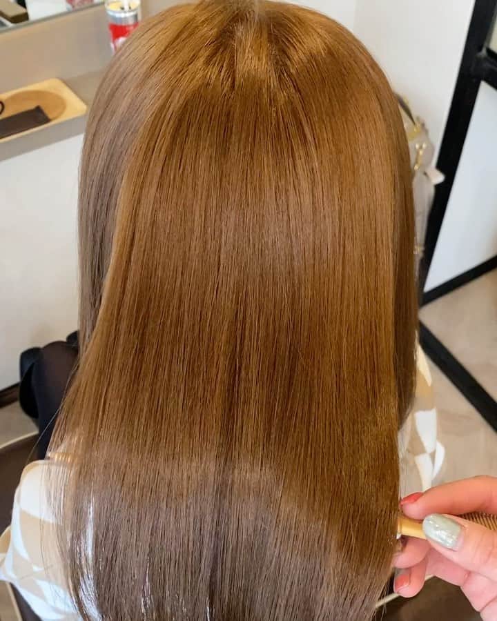 のインスタグラム：「@rrsalon.aoyama  サファイヤトリートメントで うるうる艶々の髪にしてもらいました💆‍♀️  ブリーチなしでいちばん明るくしてもらったのに、天使の輪っか…👼  アールサロンに通い出してから 明らかに髪質が変わりましたよ❤️  ごわつく髪や猫っ毛でお悩みの方も 髪タイプ別におすすめがあるようなので 一度ぜひお試しください💕  担当は井上智咲さんです👩‍💼✂️ @chisaki_inoue   #rrsalon #rrsalonaoyama  #アールサロン #井上智咲 さん #髪質改善 #トリートメント」