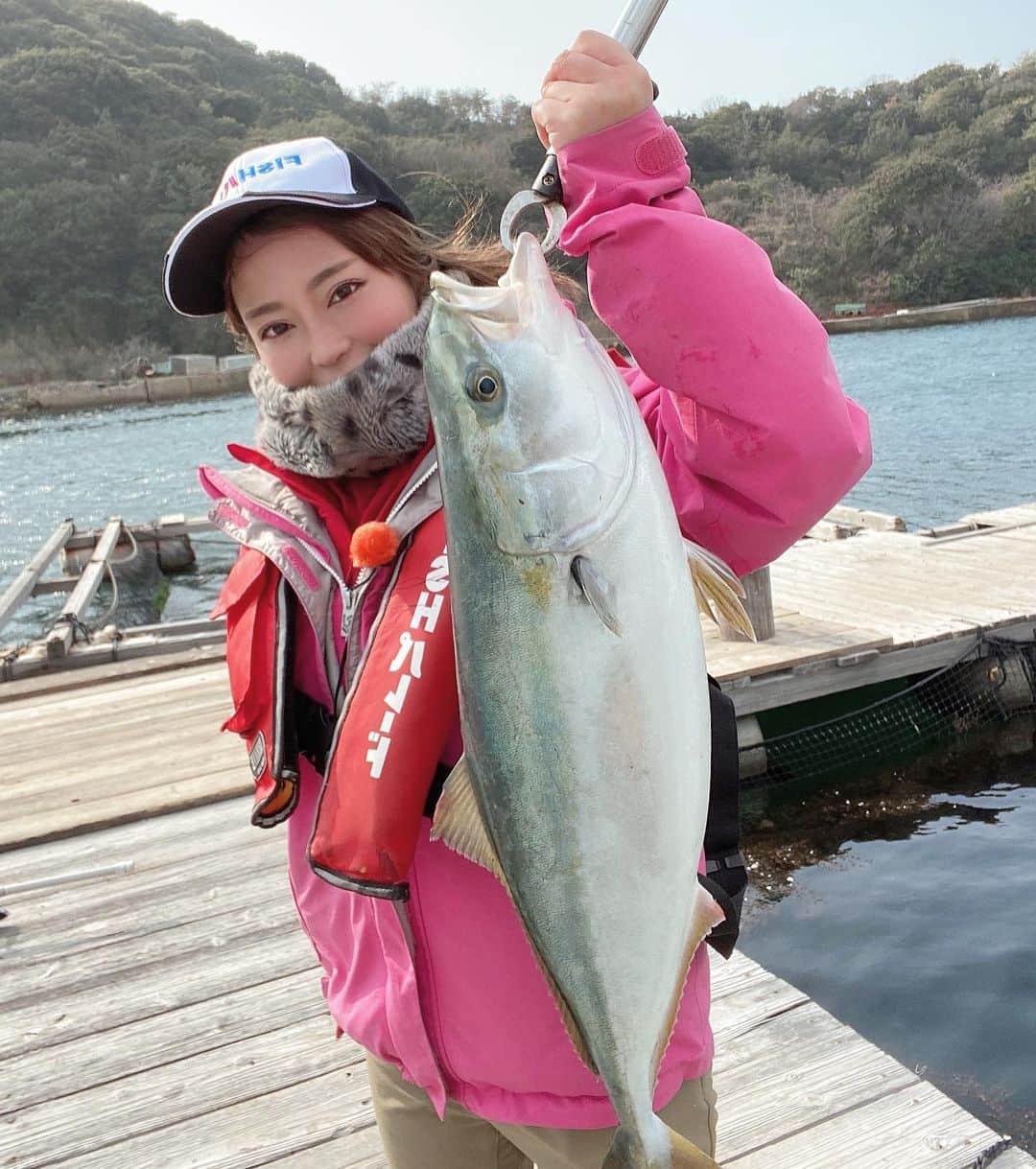 福井柑奈のインスタグラム：「RSKテレビ『FISHパレード』 2／6、2／13 2週連続放送でした🎣🤍 見れない地域の方へも、 ちゃんと写真撮っときました🤤💙 最後の最後にオリーブハマチが釣れたのだよおおおお！！ 他にもいろんな種類の魚が釣れたよ♫ サーモン羨ましかったなぁ🤲  人生はじめての釣り堀でした😳💪🏻 めちゃくちゃ楽しかった！！ 体力めっちゃ使った😆 兵庫県姫路沖にある 『釣り堀　海恵』さん🐟  ( @turiborikaiei ) ありがとうございました☺️ またプライベートでも遊びに行きたいです❤️❤️  放流タイムがとてもわくわくしたよ😍 お祭りみたいだった🪅🤣  釣れたてのお魚たくさん食べれて嬉しい〜💕  #ハマチ #オリーブハマチ #釣り堀 #釣り堀海恵 #釣り #釣りガール #釣り好きな人と繋がりたい #釣り女子 #釣りスタグラム #釣り番組 #rskテレビ #fishパレード #フィッシュパレード #岡山 #瀬戸内海 #鯛  #コメント大歓迎 #フォロワー募集中 #真鯛  #fishing #fish #fishinggirl #girl #selfie #instagood #love #fishinglife  #🎣 #❤️#followme」