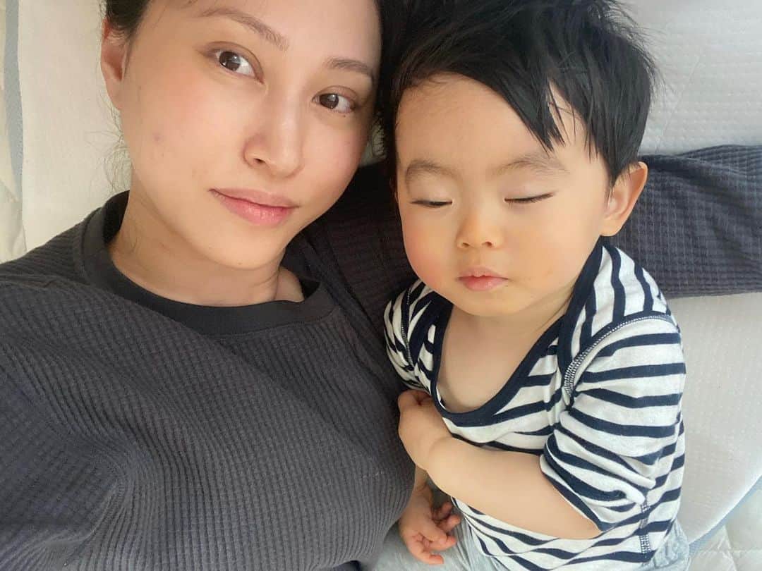 福島慶子のインスタグラム：「#1歳半'👏 もうすぐお兄ちゃんになるね❤️ 日に日に甘えん坊になって 私に引っ付いてないと 寝なくなってきたけど こうやって2人だけの時間も 後わずか‼️  後半年で2歳なんて考えられない‼️💦 息子よ、どんどん笑って泣いて 成長してください^ ^ #子育て記録#第二子妊娠中 #妊婦」