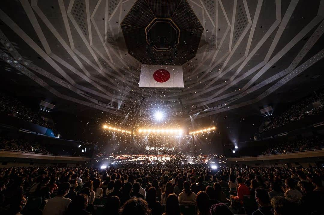 山口トンボさんのインスタグラム写真 - (山口トンボInstagram)「毎週キングコングin日本武道館が終わりました。毎日キングコングが始まった2013年には想像もつかなかった光景に感傷的になりつつも、お客さんと同じ様に大いに笑わせて頂きました！感謝の気持ちや色々な想いもありますが、とりあえず最後にひと言だけ。私はキングコングが大好きです！」3月1日 13時50分 - yamaguchitombo07