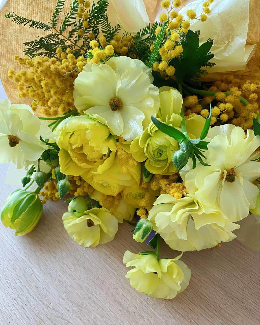 蛯原友里さんのインスタグラム写真 - (蛯原友里Instagram)「・  3月8日の国際女性デーを前に、 SUQQUさんから素敵な花束が届きました♡  お仕事復帰をして、改めて毎日を支えてくれる皆さんに感謝する日々です。 母として、女性として。 私にできることを、毎日大切に！」3月1日 14時19分 - yuri_ebihara
