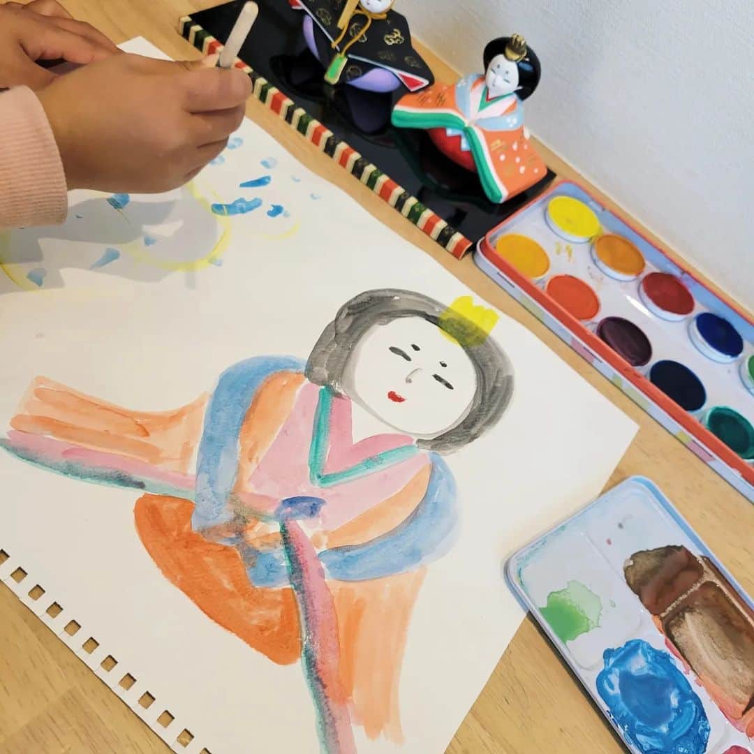 本仮屋リイナのインスタグラム：「今日から３月😊💠 しかも、大安で一粒万倍日という、縁起のいいスタートです🐝  なんの予定もなく、 娘とまったり過ごしていますが、縁起のいい日と思うだけで、よりしあわせを感じます😌🌷(単純)  ....世界中の人々の穏やかな日常を切に願います☁️  #３月はじまリイナ  #明後日はひな祭リイナ #春だいすき #大安 #一粒万倍日」
