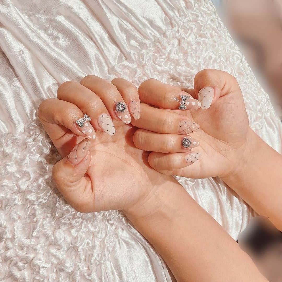 とみmamaのインスタグラム：「new nail💅💖  大好きなドットに 流行りのキルティング合わせて めちゃめちゃ可愛いネイルになった〜😭💖  ２ヶ月ぶりにネイルしたけど ここ最近で1番お気に入り🥺❤️  @fein.aoyama の @kanan_xxv さんに やってもらったよ🥰💗  初めて行ったサロンだったのだけど 初めての所って"上手かな〜"とか 結構不安要素あるけど ココは大正解すぎてお気に入りサロンになりました🥺💗  担当してくださったわかなさんのセンスが 何より神すぎる😭👏🏻💗  @kanan_xxv   ありがとうございました🥺❤️  #ドットネイル #ワンホンネイル #キルティングネイル #リボンネイル #韓国ネイル #韓国風ネイル #ラメグラ #中国ネイル #ネイルデザイン #トレンドネイル #koreannails #koreannail #koreannailart #ガーリーネイル #キラキラネイル」