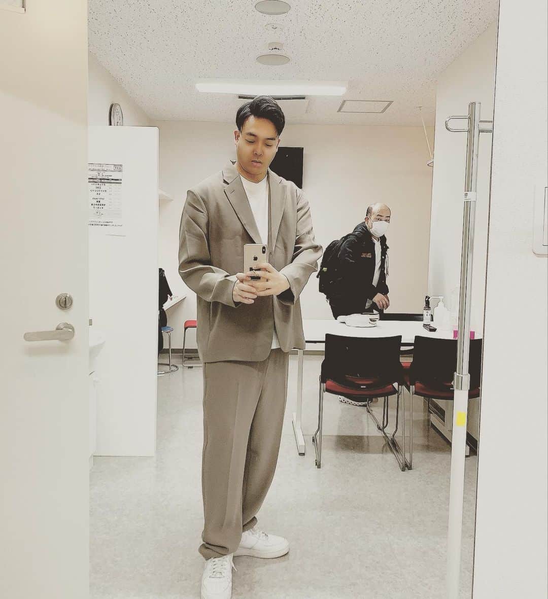 毛利大亮のインスタグラム：「新しいセットアップの写真撮ってたら。 後ろ、怖過ぎる。。 何ちゅう顔で見とんねん！ 2枚目まで見てね‼️ #ギャロップ #タケシハヤシ #恐怖写真 #お分かり頂けたでしょうか？ #溢れるおじさん感  #instagood  #POW! #セットアップコーデ  #gu」