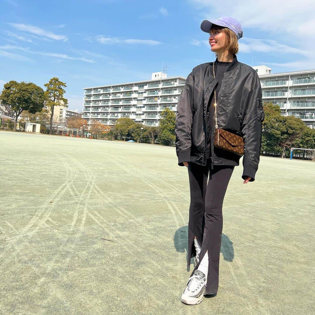高松チェルシーリナのインスタグラム：「. 都内にこんなにでっかい広場あるの、すごくない？学校の校庭くらいあるの！笑 お天気がよかったので子供達とお散歩🌞🌞 . #2枚目のエミリ#メルちゃんを抱っこしながら#鬼長い木の棒を片手に遠くを見つめている#どこで見つけてきたんだろうか#子供の木の棒探し出す能力すごい#1歳11ヶ月#女の子ベビー#生後9ヶ月#男の子ベビー#年子育児#年子ママ」