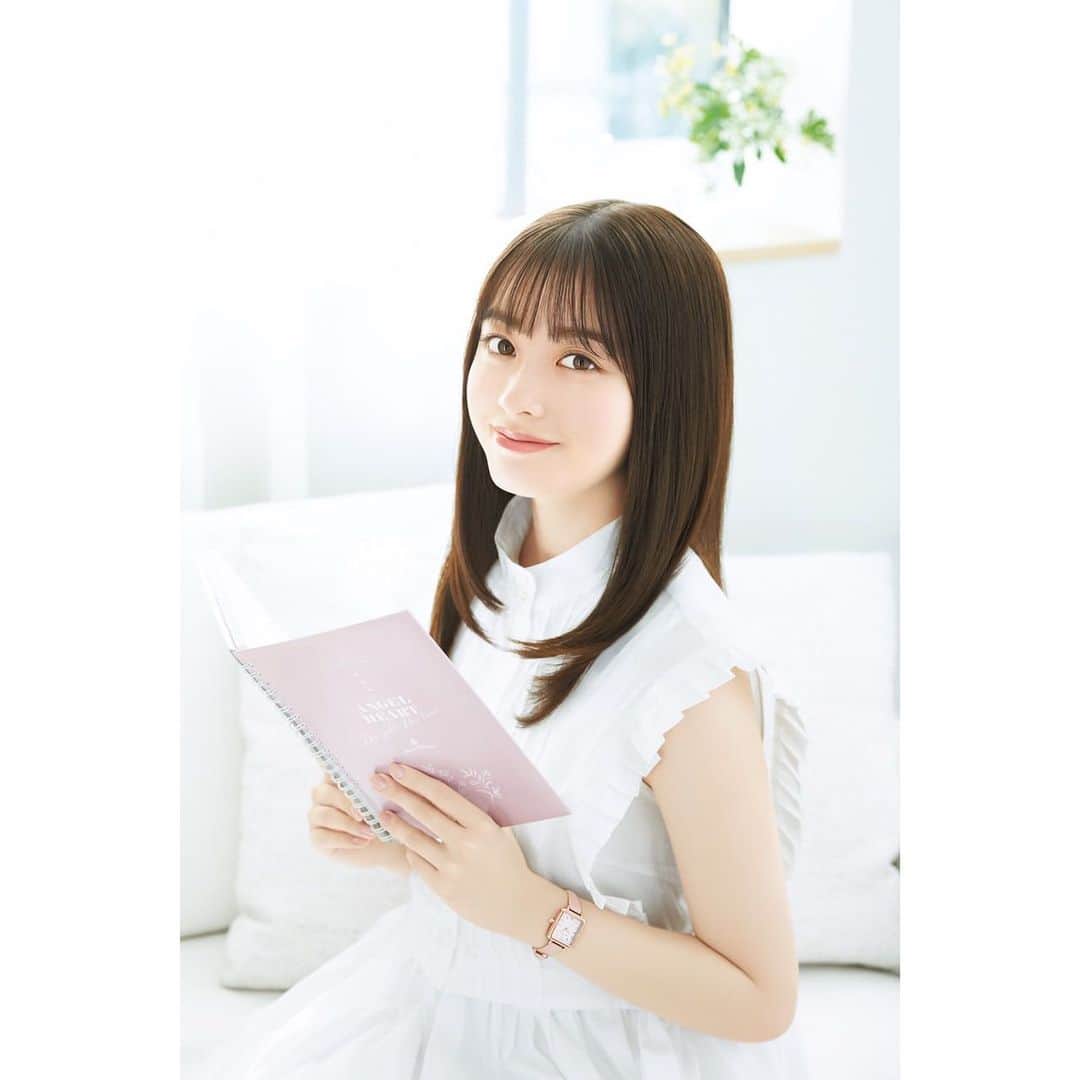 橋本環奈のインスタグラム：「こんにちは！環奈MGです。  Angel Heartから2022年春夏の新作第一弾が発売になりました。 新生活におすすめなオンオフ問わず着用できる腕時計です！   また以前受注販売していた目覚まし時計ですが、再度販売が決定しました！   非売品のカタログがもらえるノベルティキャンペーンも開催しているみたいなので、詳しくは公式ホームぺージをチェックしてみてください。   #橋本環奈 #橋本環奈2022 #橋本環奈マネージャー #angelheart #エンジェルハート #腕時計」
