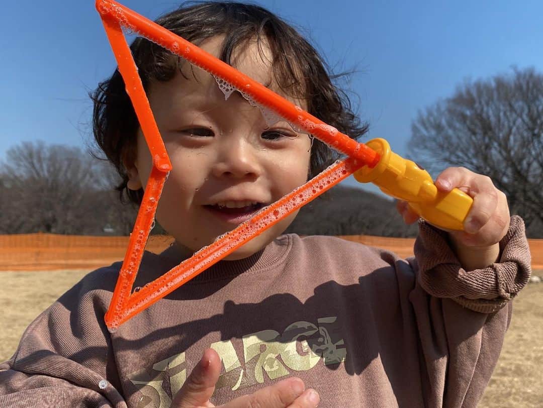 江原千鶴（エハラチヅル）さんのインスタグラム写真 - (江原千鶴（エハラチヅル）Instagram)「日課の公園遊びが寒くて苦行だったけど、やっと暖かくなってきて嬉しい😭  後追いが始まったとわくんも、抱っこで良く寝てくれる💕  小学生チームが帰ってくると、ちょっと気が紛れるから、その間にご飯の支度💦  そういえばうたくんも一日中ママ探してるから、後追い終わらず？😂  #うたとわ成長記録 #公園 #生後7ヶ月 #3歳」3月1日 22時13分 - eharachizuru