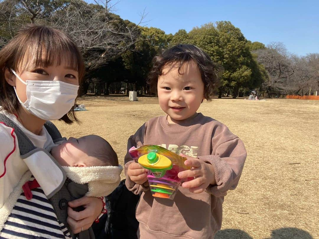 江原千鶴（エハラチヅル）さんのインスタグラム写真 - (江原千鶴（エハラチヅル）Instagram)「日課の公園遊びが寒くて苦行だったけど、やっと暖かくなってきて嬉しい😭  後追いが始まったとわくんも、抱っこで良く寝てくれる💕  小学生チームが帰ってくると、ちょっと気が紛れるから、その間にご飯の支度💦  そういえばうたくんも一日中ママ探してるから、後追い終わらず？😂  #うたとわ成長記録 #公園 #生後7ヶ月 #3歳」3月1日 22時13分 - eharachizuru