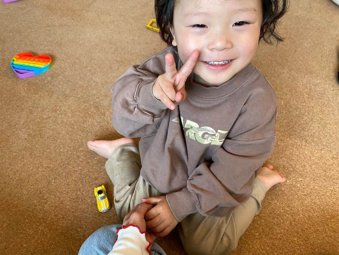 江原千鶴（エハラチヅル）さんのインスタグラム写真 - (江原千鶴（エハラチヅル）Instagram)「日課の公園遊びが寒くて苦行だったけど、やっと暖かくなってきて嬉しい😭  後追いが始まったとわくんも、抱っこで良く寝てくれる💕  小学生チームが帰ってくると、ちょっと気が紛れるから、その間にご飯の支度💦  そういえばうたくんも一日中ママ探してるから、後追い終わらず？😂  #うたとわ成長記録 #公園 #生後7ヶ月 #3歳」3月1日 22時13分 - eharachizuru