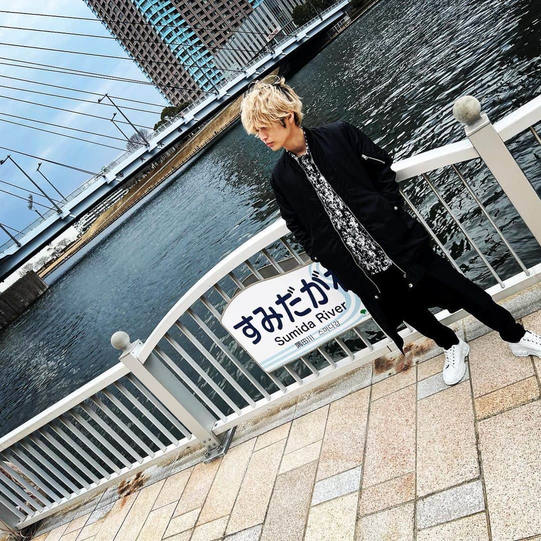 のインスタグラム：「はーるのーうらーらーのー。  あったかいですね今日。 ファンクラブの撮影中です。  #隅田川 #alexandros」