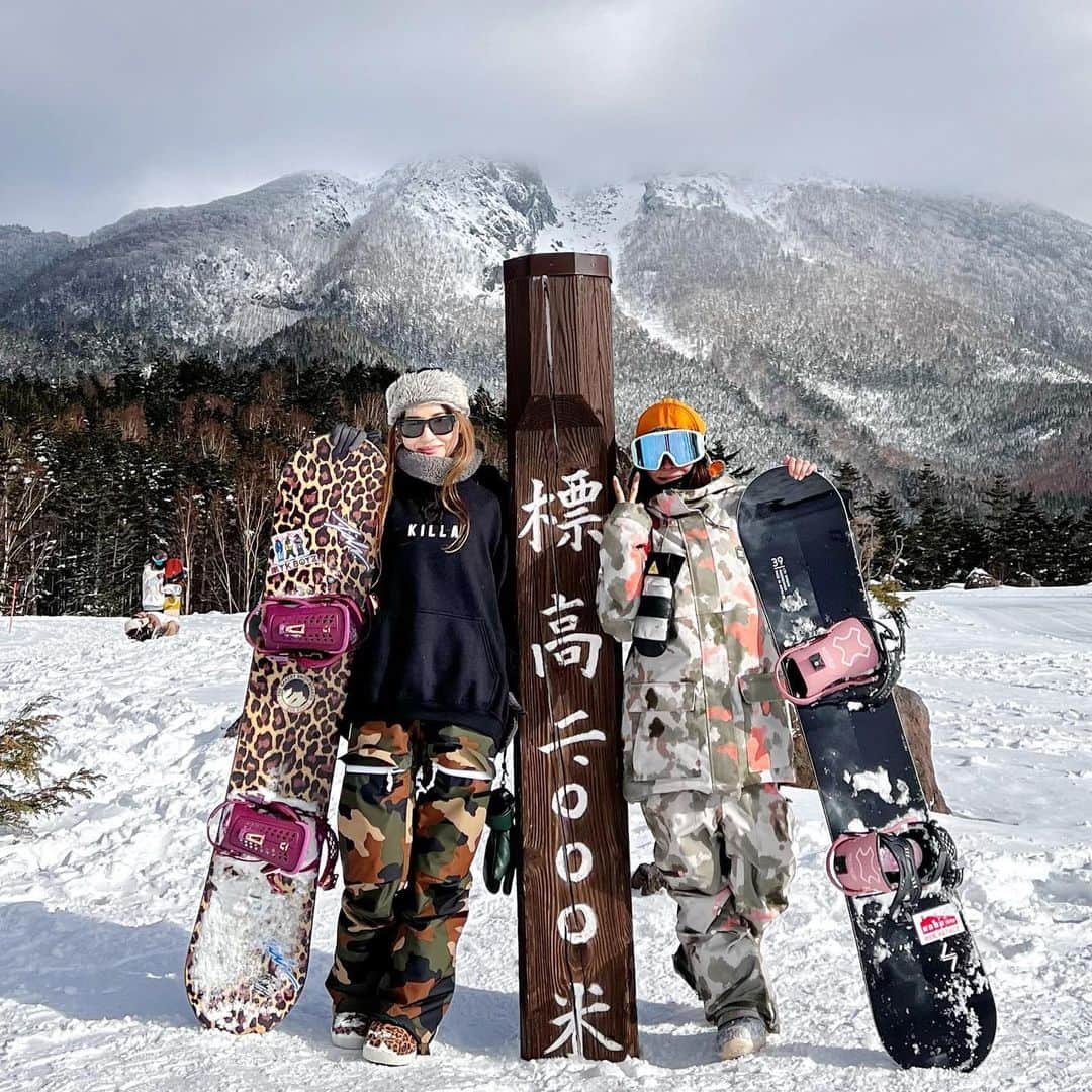 DJGEKIKARAのインスタグラム：「りょーちゃんとの丸沼高原🏂✨ りょーちゃんに会うのも久しぶりで話が止まらないwwww 時間足りないw そしてちょいパウで気持ちよくランできた❤️ @ryo_co.luv.snow   #丸沼高原スキー場 #最高高原 #スノーボード #スノーボード女子 #snowboard #snowboarding #ジブガール #フロント姉さん　#目の前でスピードグラトリ挑発　#ちょいパウ　＃久々の平日丸沼」