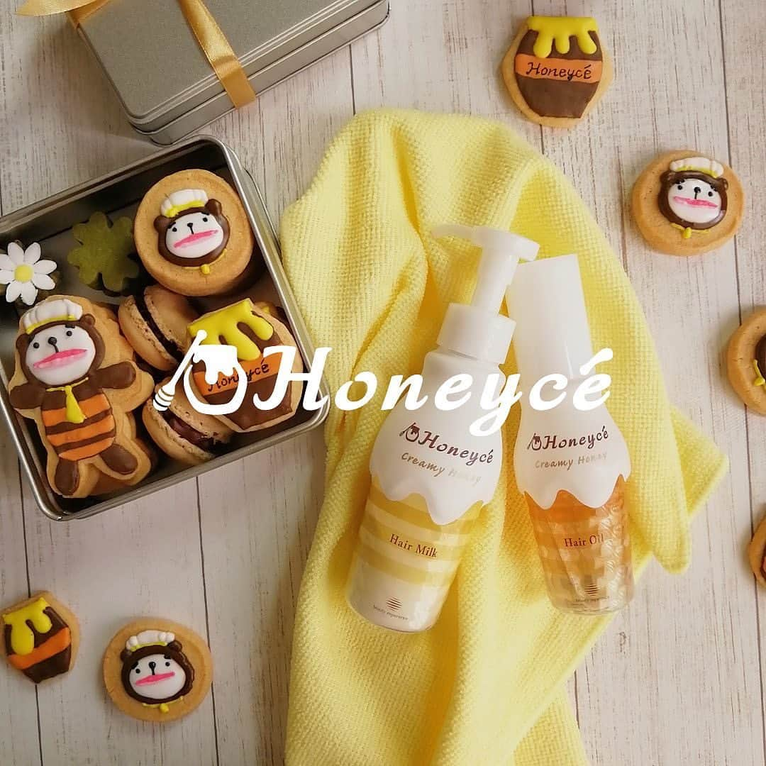 Honeyce(ハニーチェ) のインスタグラム：「ハチミツがコンセプトのヘアケアブランド"#ハニーチェ"から おすすめ3アイテムをご紹介🍯   ①「クリーミーハニー ヘアマスク」 はちみつと生クリームの濃蜜マスクでうるツヤ髪に✨  ②「クリーミーハニー シャンプー&トリートメント」  ふわもこ濃蜜泡でやさしくキューティクルを徹底補修！新たなダメージの予防にも✨  ③「クリーミーハニー ヘアオイル&ヘアミルク」 ハチミツの力でダメージをケアしてくれる洗い流さないトリートメント✨  ほめられポイント🍯🐝 1. とろ～りうるおう濃蜜ケア  2. ふんわり♡魅惑のほめられハニーの香り   ハニーチェを手に入れて毎日のヘアケアを楽しんでくださいね♪  @honeyce8  @honeyce8_kr   #ビーエックス #bex #ビューティーエクスペリエンス #beautyexperience #honeyce #はちみつ #ハチミツ #はちみつシャンプー #ハチミツシャンプー #ほめられシャンプー #香り #香りのある暮らし #保湿 #保湿ケア #うるツヤ #うるつや #ダメージケア #バスタイム #ホームケア #おうち時間 #おうち美容 #シャンプー #トリートメント #ヘアマスク #ヘアオイル #ヘアミルク #ハンドクリーム #マルチミスト #ヘアケア @bex_jpn」