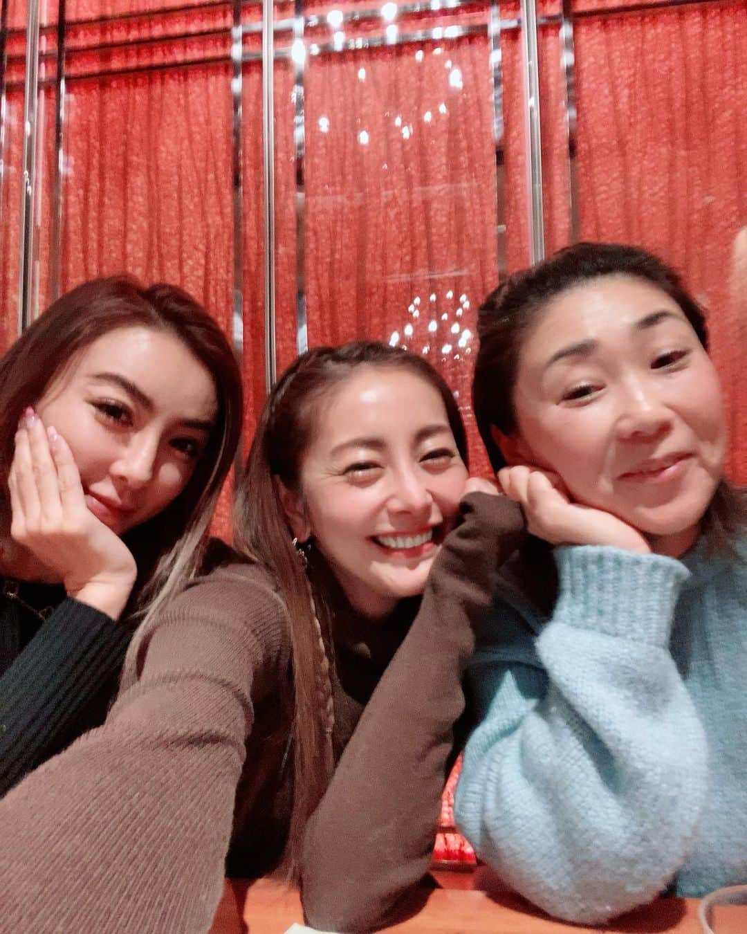 熊切あさ美さんのインスタグラム写真 - (熊切あさ美Instagram)「いつかの大好きな友達と女子会☺️ みほちとさなと たくさん笑った☺️ みんな好き放題喋り、楽なメンバー やっぱり楽なのが一番だよね #女子会　#古閑美保　#genking  #熊切あさ美　#ありがとう　#感謝 🍀写真集「Bare self」「密の香り」発売中🍀 🍀DVD「ありのままの私」発売中🍀 🍀デジタル写真集「美のトライアングル」ピラミッドLADYS発売中🍀 🍀デジタル写真集「艶めいて不死鳥」発売中🍀」3月1日 19時08分 - asami_kumakiri