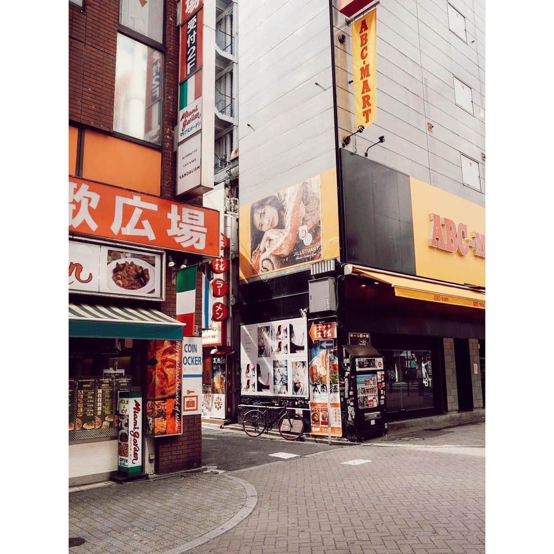 紗栄子さんのインスタグラム写真 - (紗栄子Instagram)「YouTube「SAE CHANNEL」で、JILL STUARTさんとのタイアップ企画で撮影したアイシャドウ「ブルームクチュールアイズ」の写真が、今日から期間限定で渋谷に登場しております！  スクランブル交差点の一部ビジョンでも、たがDが創った映像が流れているので、渋谷にお越しの方は見つけてみてくださいね🧸  #jillstuart #ジルスチュアート #ブルームクチュールアイズ @jillstuartbeauty」3月1日 19時14分 - saekoofficial