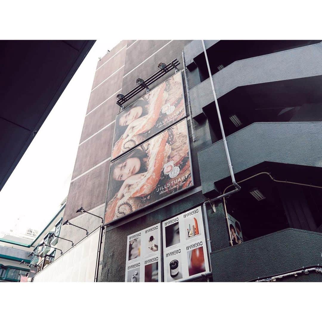 紗栄子さんのインスタグラム写真 - (紗栄子Instagram)「YouTube「SAE CHANNEL」で、JILL STUARTさんとのタイアップ企画で撮影したアイシャドウ「ブルームクチュールアイズ」の写真が、今日から期間限定で渋谷に登場しております！  スクランブル交差点の一部ビジョンでも、たがDが創った映像が流れているので、渋谷にお越しの方は見つけてみてくださいね🧸  #jillstuart #ジルスチュアート #ブルームクチュールアイズ @jillstuartbeauty」3月1日 19時14分 - saekoofficial