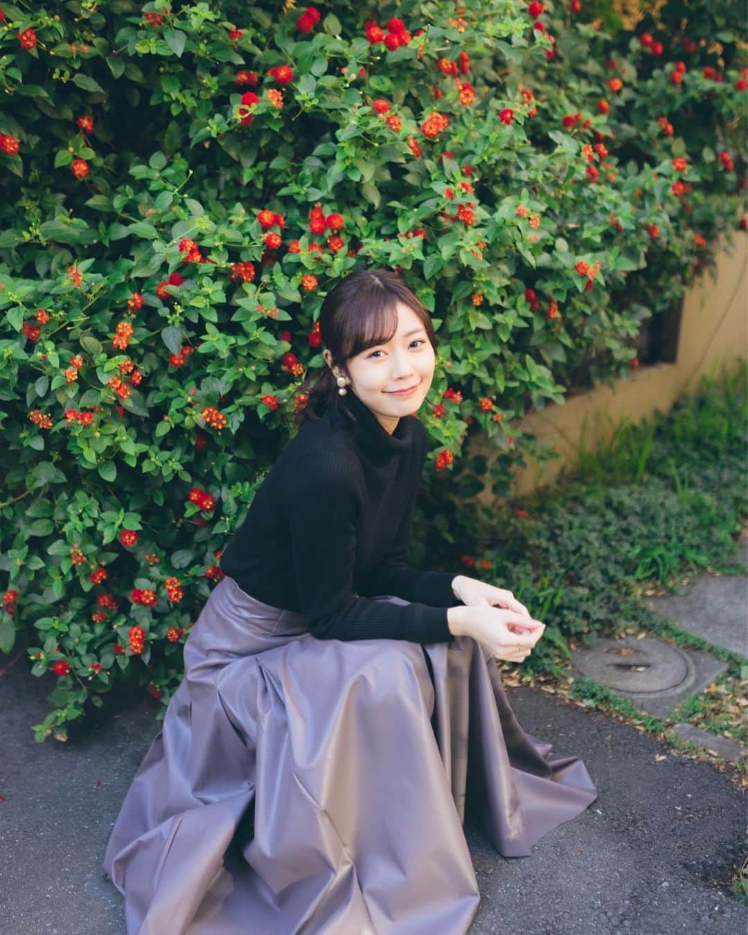 杉浦みずきのインスタグラム：「穏やかに〜  photo… @kiichiy_  スカート　@fray_id  #作品撮り #私服 #ootd #レザースカート #タートルニット」