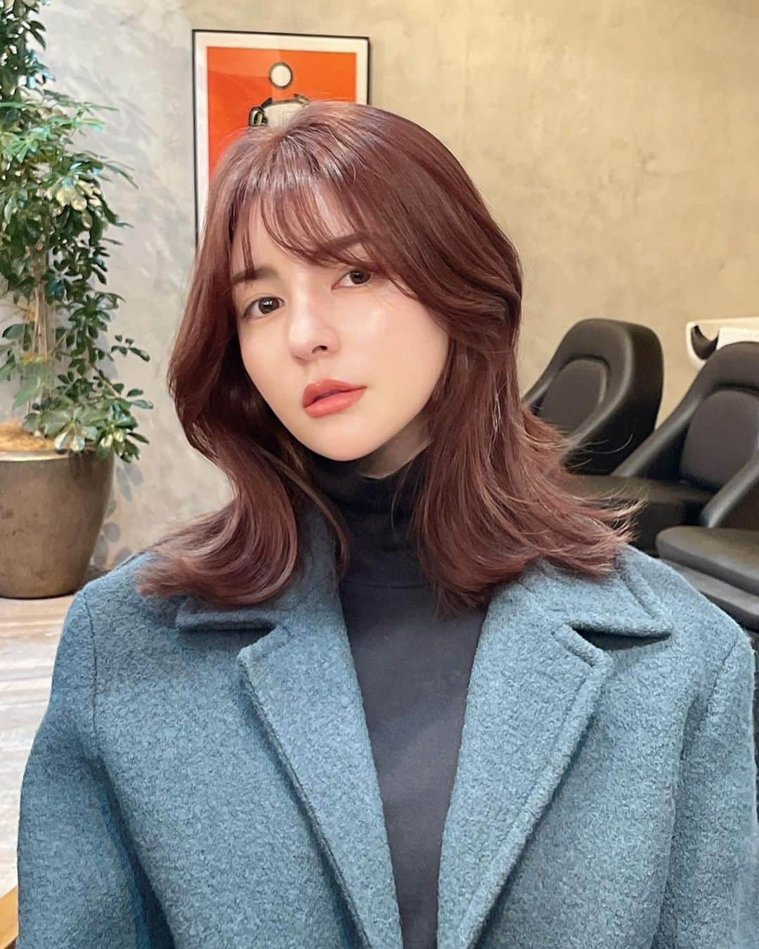 スミス楓のインスタグラム：「春っぽくピンクブラウンにイメチェン🤠💖 伸ばしてた前髪も切ってもらったのー！久しぶりに前髪あるの新鮮！水素トリートメントで髪もツヤツヤに😚 @__haruka1030__ ちゃん今回も可愛くしてくれてありがと🥰💇‍♀️ #春カラー#ピンクブラウン」