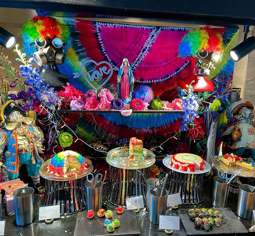 のインスタグラム：「🏠アートホテル大阪ベイタワー . 🍴STRAWBERRY SWEETS COLLECTION  . PSYCHEDELIC WONDERLAND . ド派手なディスプレイとスイーツ🍰🍩🍮✨ 味も見た目も楽しめるビュッフェでした🎵 . . . . . . . . #ホテル #大阪 #大阪カフェ #旅行好きな人と繋がりたい #カフェ好きな人と繋がりたい #カフェ巡り #おしゃれさんと繋がりたい #カフェスタグラム #旅行 #いいね返し #instafood #写真好きな人と繋がりたい #大阪グルメ #旅行 #インスタ映え #tea #お洒落さんと繋がりたい #アフタヌーンティー #ホテルランチ #今日のごはん #osaka #タビジョ #cafe #ラウンジ #travel #紅茶 #カフェ @art_hotel_osaka_baytower #afternoontea #日本みん1 1️⃣」