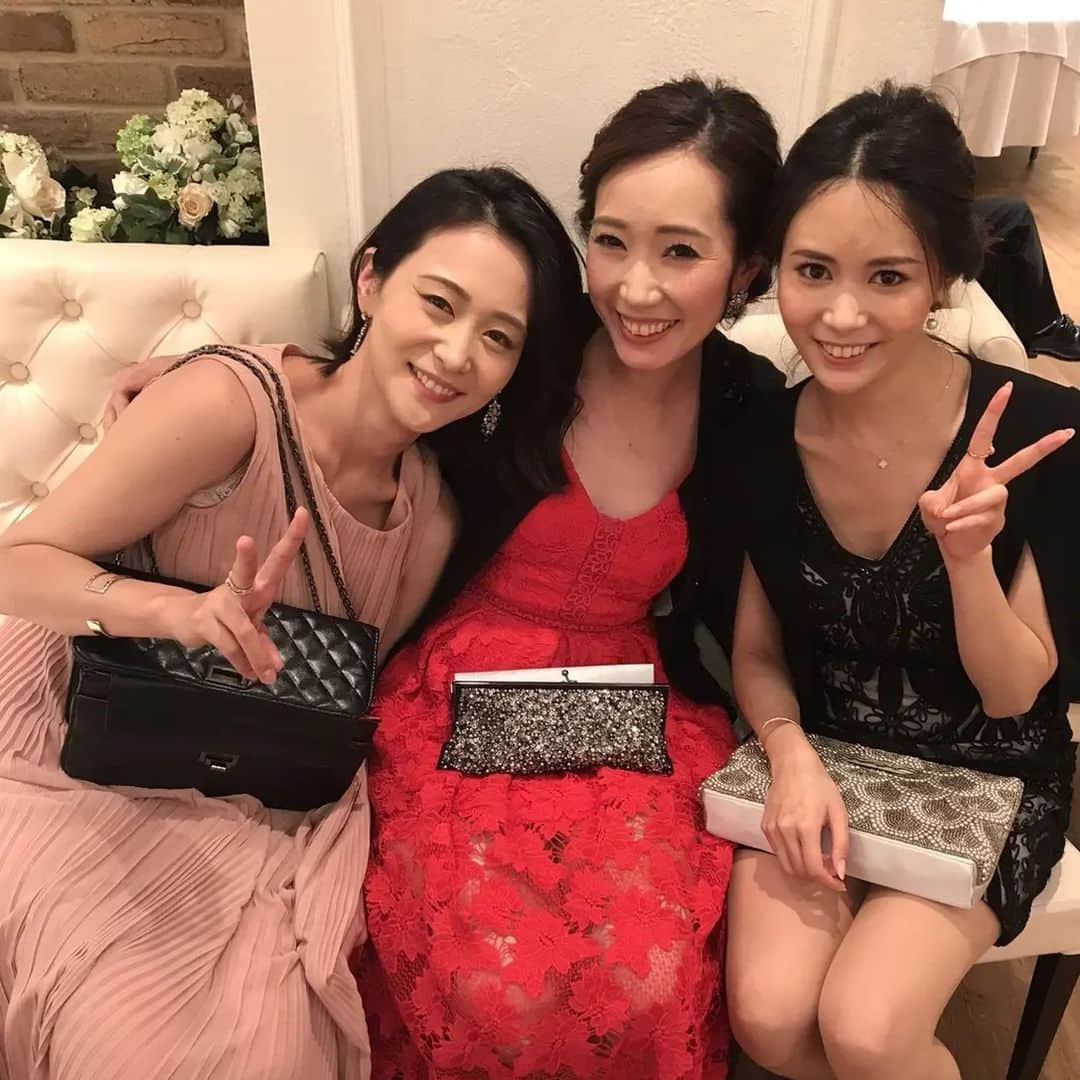 手島千尋のインスタグラム：「久しぶりに 写真📂をがさごそ... していたら。 @maki_hayakawa の 結婚式2次会の写真が出てきました♥️  マスクもなく。 当たり前に皆で笑って 大声だしたり... ダンスしたり💃  こうやって ピタッとくっついて 写真を撮るのは当たり前で🥺✨  ディスタンスとは かけはなれた世界。  コロナで結婚式のカタチも 大きく変化しましたよね。  後輩の楽しみにしている 式までにはどうにか落ち着いて いてほしいな🤲✨」