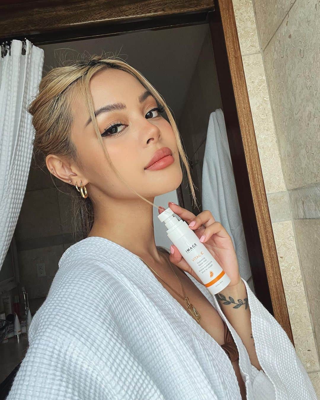 リリーマイマックのインスタグラム：「Facial mist is a must! Feels so refreshing too 😇 @imageskincare @modelistemagazine @royalbelize #imageskincare #modearoundtheglobe #royalbelize」