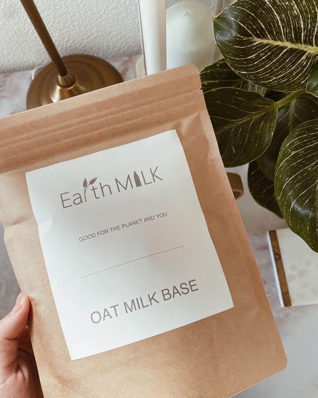 石塚絵梨さんのインスタグラム写真 - (石塚絵梨Instagram)「@earth.milk.cafe 🌾  最近好きになったオーツミルク🥛 おうちで簡単に作れるキットがあると知って、 飲ませて頂いています☺️ 原料はオーツ麦と酵素のみで作られているのも 毎日飲むのに安心💫 オーツ麦は、腸内環境を整える βグルカンが豊富。Earth MILKでは、 オーツ麦を加熱後そのままパウダーにしているそうで、 栄養を丸ごと摂れるのも嬉しい💕 砂糖不使用にも関わらず、 酵素の働きでオーツ麦が持つ自然な甘さが美味しい💘 専用のケトルにお水を入れて、パウダーを入れて 電源を付けて待つだけで簡単に作れるのも魅力的😊 簡単に好みの濃さや甘さに調節出来るのも嬉しいです🙆‍♀️ 環境負担の少ない、サスティナブルを意識したミルク。 是非皆さんも試してみてね💘 私はエスプレッソをプラスして ラテにして飲んだりしています☕️🤍  良かったらクーポン使ってくださいね🥰  初回お試しセット2360円（税込）＋送料550円（税込）→2360円（送料・税込）  コード：ishi_eri1213 期限：4月末 対象：初回お試しセット 内容：550円OFF 条件：1人1回のみ  #PR #earthmilk #オーツミルク #プラントベース #ていねいな暮らし #おうちカフェ」3月1日 19時55分 - ishi_eri1213