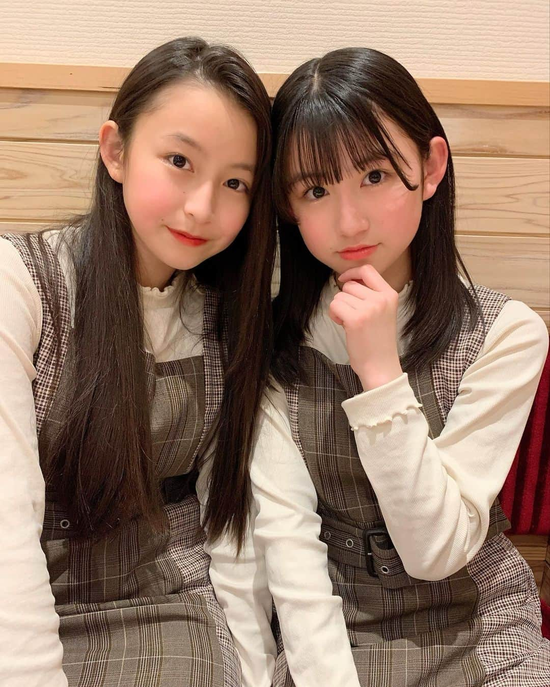 ゆめ & じゅなさんのインスタグラム写真 - (ゆめ & じゅなInstagram)「3月に突入ー！！  じゅなももうすぐで小学校卒業だね！  じゅなと一緒に中学校通ったり、テスト勉強したりするの楽しみー！！！  I am looking forward to going to junior high school and studying for tests with my sister.  英語の勉強のためにも英語で書いてみました！  左:妹　じゅな 右:姉　ゆめ  #3月 #突入 #野崎結愛 #野崎珠愛 #ゆめじゅな  #姉妹 #2歳差姉妹 #小学生 #卒業式 #卒業  #中学校 #テスト勉強 #テスト #楽しみ  #カフェ #オシャレ #おそろコーデ  #双子コーデ #ワンピース #ブラウン  #picture #photo #sister #graduation  #english #英語」3月1日 19時56分 - yumejuna