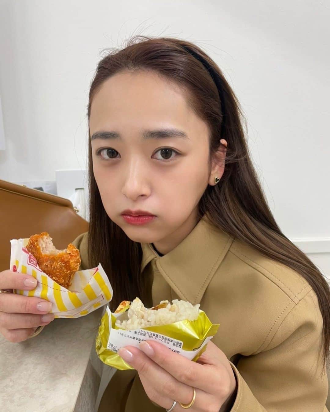 近藤千尋のインスタグラム：「リアルな朝ごはん、 ファミチキとおにぎり❤️笑 時間なくて必死に食べてたらマネージャーさん  @yuu3984  撮られたよ。笑  いつもメイク後のばっちり写真ばかりだから 本当の私を載せてみよう😀え 朝から疲れて色々ボサボサ😂  #メイク開始5分前 #ワンオペの朝」